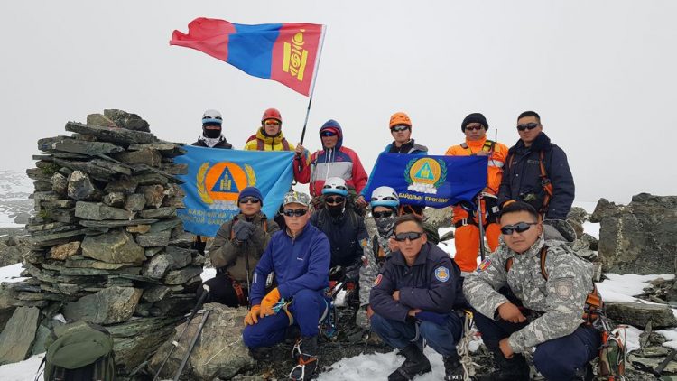 ОБЕГ-ын алба хаагчид Мөнх цаст оргилуудад албаны тугаа мандууллаа