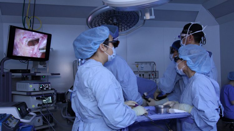 Монгол эмч нар ходоодны хавдрыг тайрах дурангийн хагалгааг нэвтрүүлэв