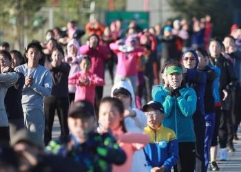 Иргэд үндэсний цэцэрлэгт хүрээлэнд өглөө бүр дасгал, хөдөлгөөн хийж байна