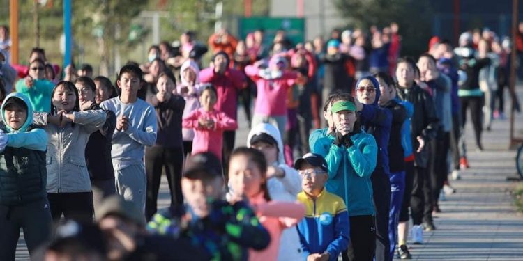 Иргэд үндэсний цэцэрлэгт хүрээлэнд өглөө бүр дасгал, хөдөлгөөн хийж байна