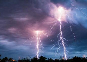 Хөлбөмбөг тоглож байсан 10 хүүхэд аянгад ниргүүлж амиа алдлаа