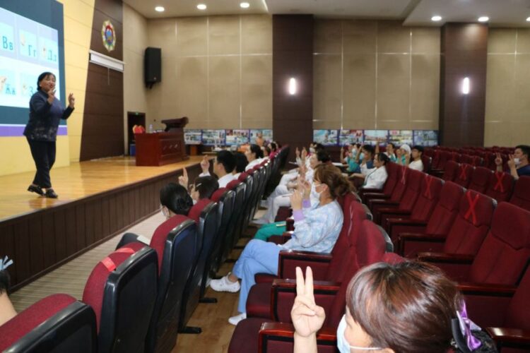 Эмч нар дохионы хэл сурч байна