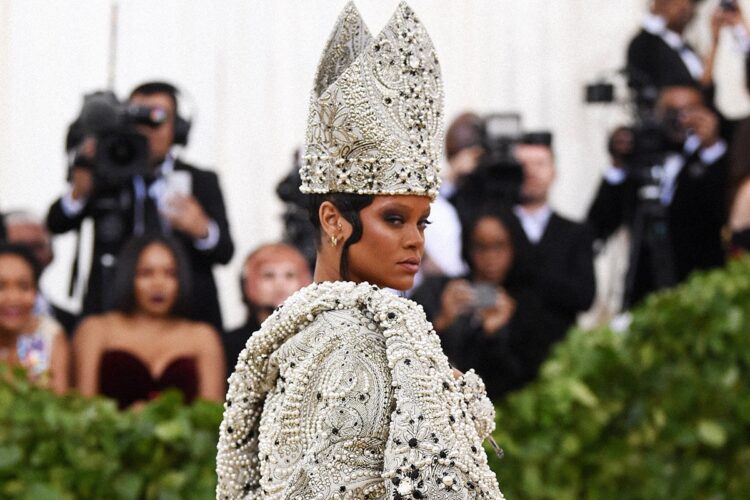 Барбадосын хатан хаанаар дуучин Рианнаг санал болголоо