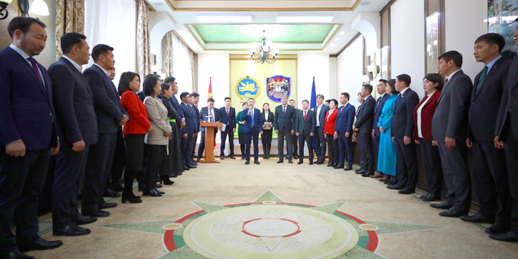 Нийслэлийн ИТХ-д шинээр сонгогдсон Төлөөлөгчдөд тогтоол гардууллаа