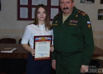 Залуучуудыг цэрэгт тушаадаг хөөрхөн охин