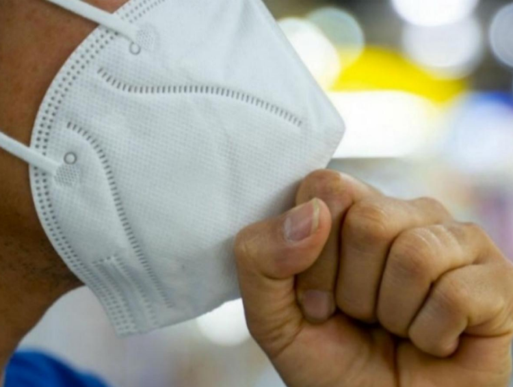 Зохиомол хомсдол үүсгэхгүйн тулд эмийн сангууд нэг хүнд 10-с дээш маск худалдаалахгүй