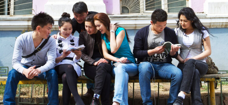 Оюутнуудыг эрүүл мэндийн үзлэгт хамруулж байна