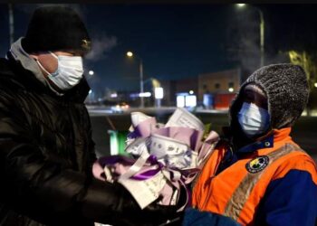 Хотын дарга Үйлчилгээний шилдэг ажилтнуудад ОРОН СУУЦНЫ батламжийг өөрийн биеэр очиж гардууллаа