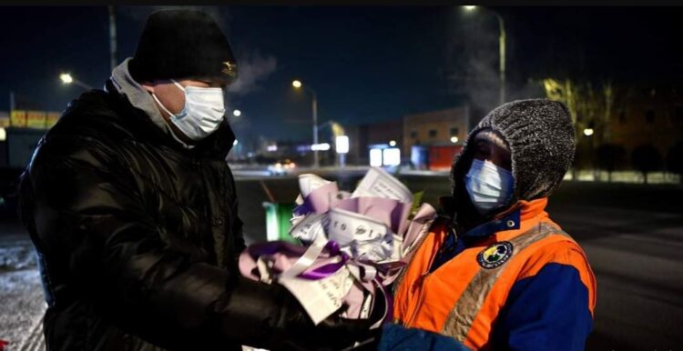 Хотын дарга Үйлчилгээний шилдэг ажилтнуудад ОРОН СУУЦНЫ батламжийг өөрийн биеэр очиж гардууллаа