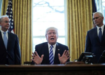 Трамп бууж өгөөгүйч ажилтнууд нь бууж өгч Цагаан ордонтой салах ёс гүйцэтгэж байна