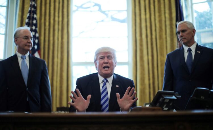 Трамп бууж өгөөгүйч ажилтнууд нь бууж өгч Цагаан ордонтой салах ёс гүйцэтгэж байна