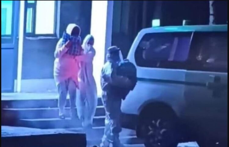 Б.Энхдалай: Эгчийг маань нимгэн хувцастай нь ХӨСҮТ-ийн гаднах шатаар салхинд 4 давхар руу гаргасан байгаа юм
