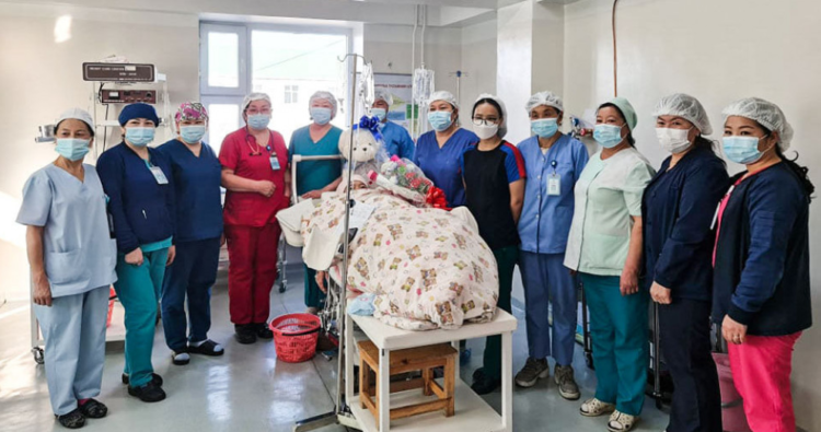 Гурван ихэр төрүүлж, 30 насандаа 6 хүүхдийн ээж боллоо