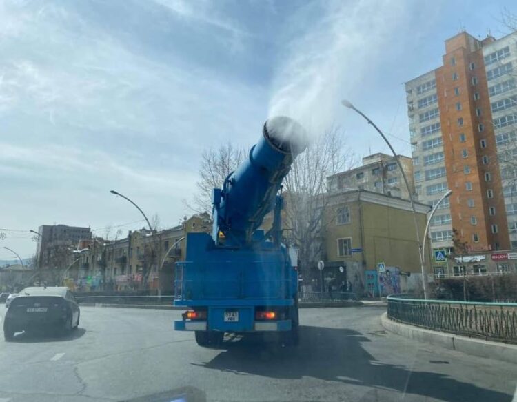 Мананцар үүсгэгч машинаар Энхтайваны өргөн чөлөө, Бага тойрууд халдваргүйтгэл хийж байна