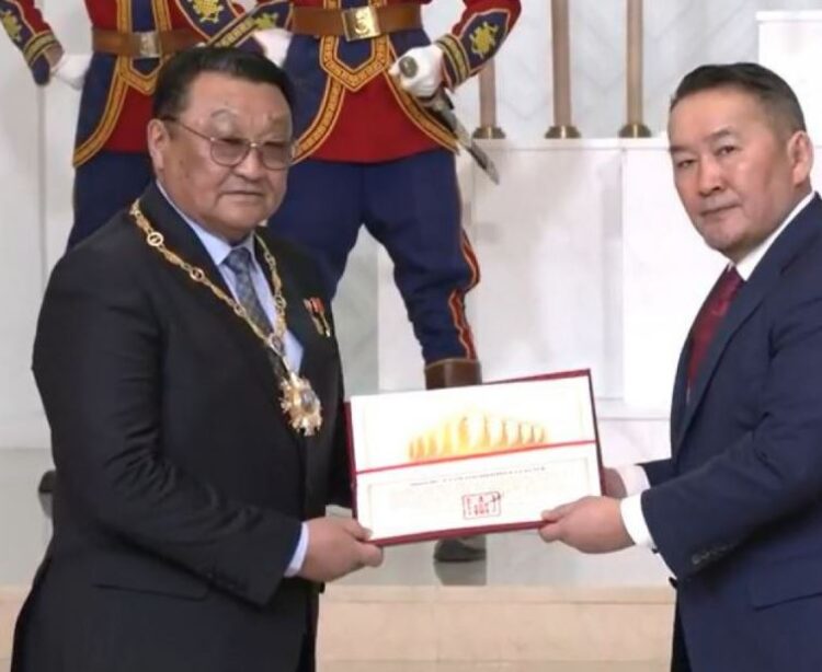 Сансрын нисгэгч Ж.Гүррагчаад Төрийн дээд шагнал ‘Чингис хаан’ одон гардууллаа