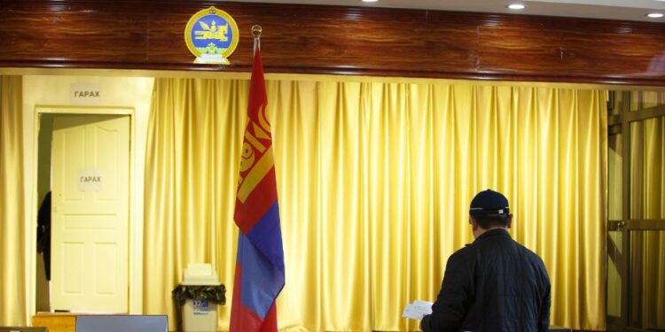 Ерөнхийлөгчийн сонгуульд мөрдөгдөх журам, зааврыг баталж сонгуулийн саналыг гараар тоолно гэв