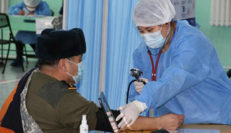 Хариу арга хэмжээний багийн алба хаагчдын вакцины хоёрдугаар тунг хийж эхэллээ