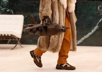 ‘Louis Vuitton’ брэнд нисэх онгоцны хэлбэртэй гар цүнх гаргажээ