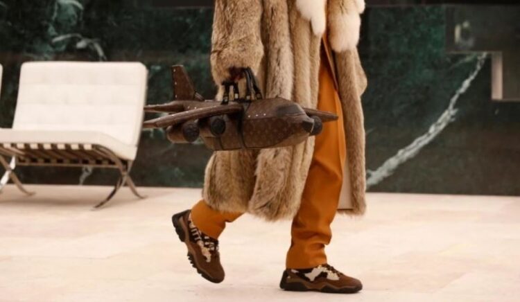 ‘Louis Vuitton’ брэнд нисэх онгоцны хэлбэртэй гар цүнх гаргажээ