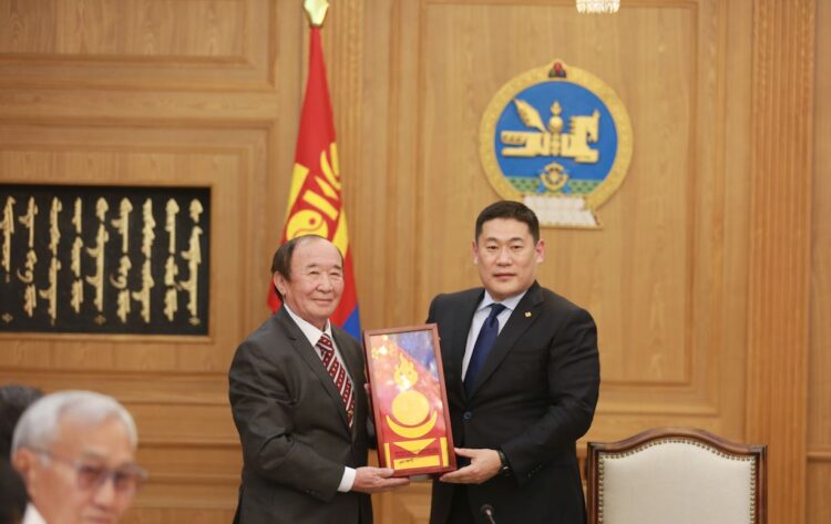 Токио 2020 олимпод оролцох баг тамирчдад Ерөнхий сайд амжилт хүсэж, төрийн далбаа гардуулав