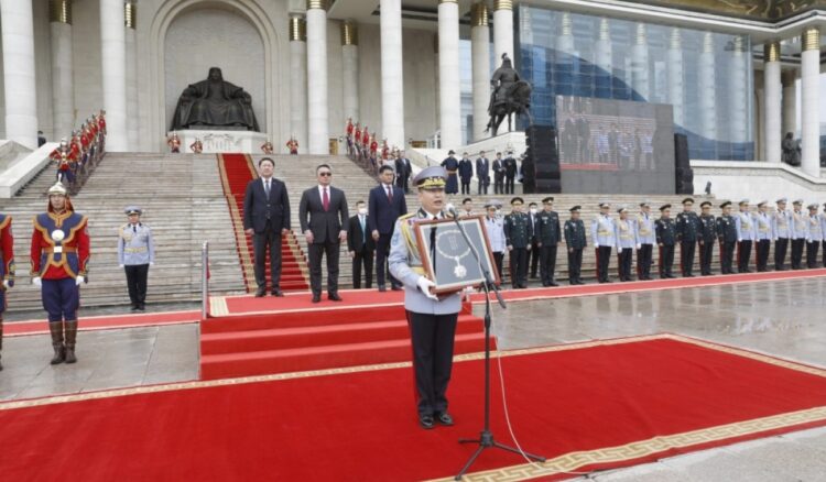 ‘Чингис хаан’ одонг Зэвсэгт хүчний нийт бие бүрэлдэхүүнд хүртээлээ