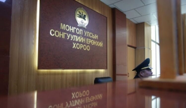 ШУУД: Ерөнхийлөгчийн сонгуульд нэр дэвшигчдэд үнэмлэх гардуулж байна