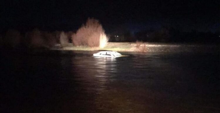 АНХААРУУЛГА: Согтуурсан үедээ голд автомашинтайгаа живсэн иргэдийг аварчээ