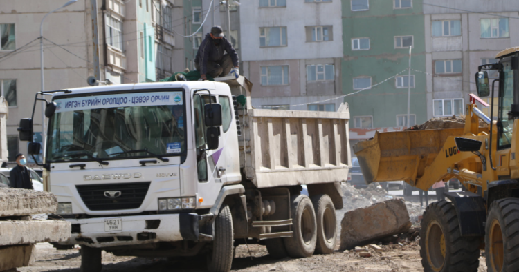 СХД 62 дугаар сургуулийн ойр орчимд хуримтлагдсан барилгын хог хаягдлыг цэвэрлэжээ