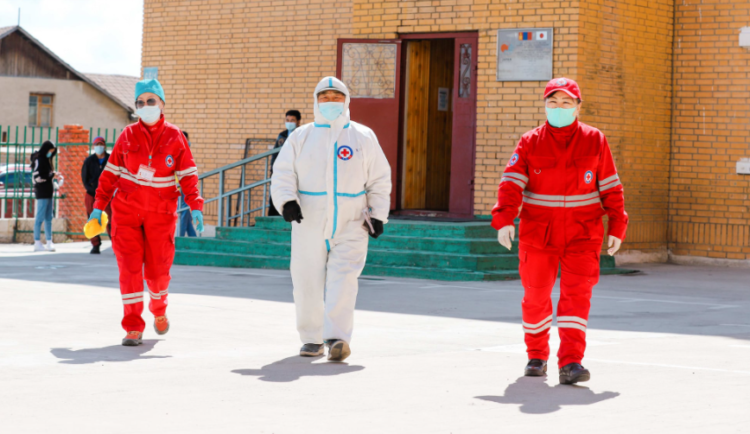 Монголын улаанзагалмайн нийгэмлэгээс СХД-ийн албан хаагдчдад өдрийн хоол хүргэсэн байна
