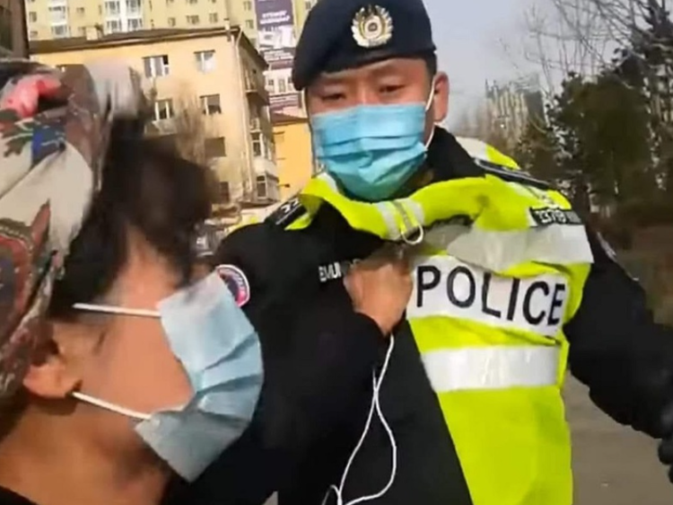 Цагдаагын биед халдсан эмэгтэйг 250 мянган төгрөгөөр торгожээ