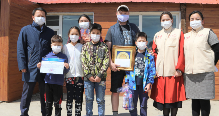 СХД-ийн засаг дарга “ҮЛГЭРЧ ГЭР БҮЛ” уралдаанд тэргүүн байр эзэлсэн оролцогчдын шагналыг гэрт нь хүргэн өглөө