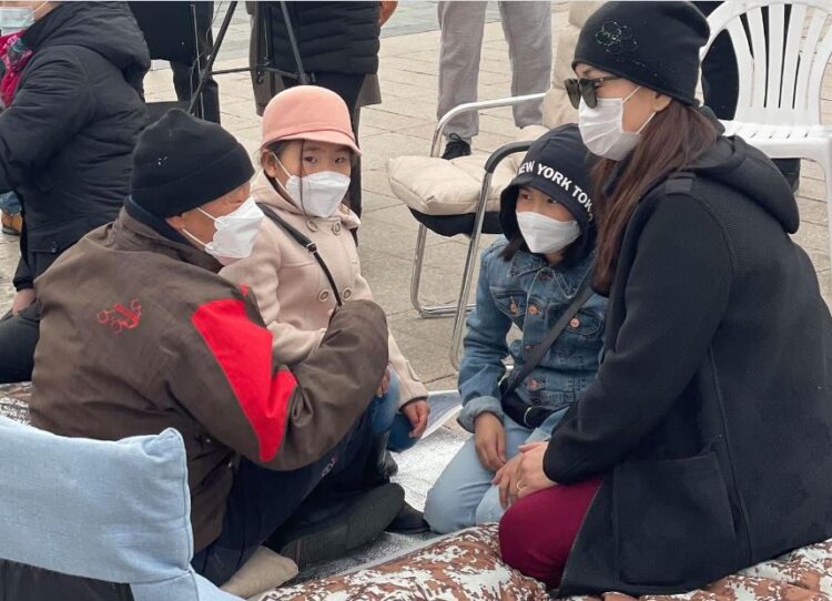 Н.Алтанхуягийн эхнэр, охидын хамт талбай дээр ирж, эргэжээ