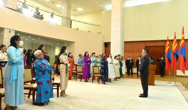 800 ээжид Эхийн алдар I, 9933 ээжид Эхийн алдар II одон хүртээнэ