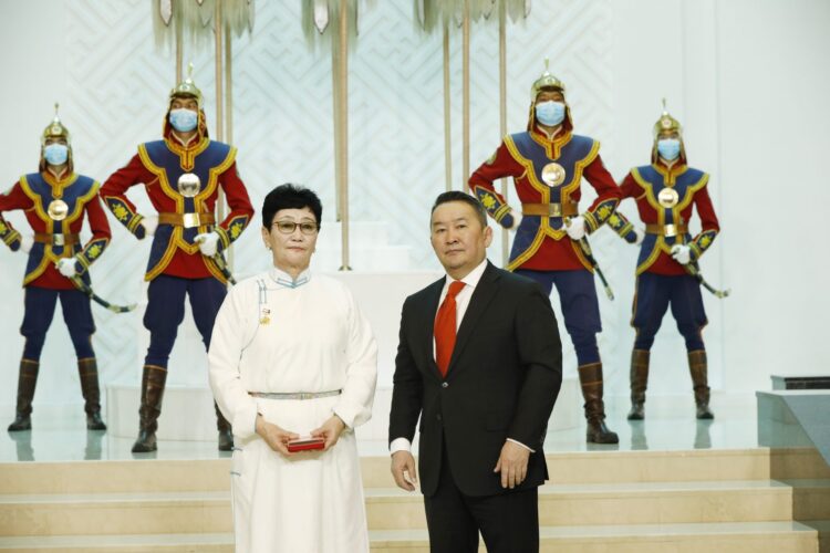 Ерөнхийлөгч Х.Баттулга эрүүл мэндийн салбарынханд төрийн дээд цол, одон, медаль гардууллаа