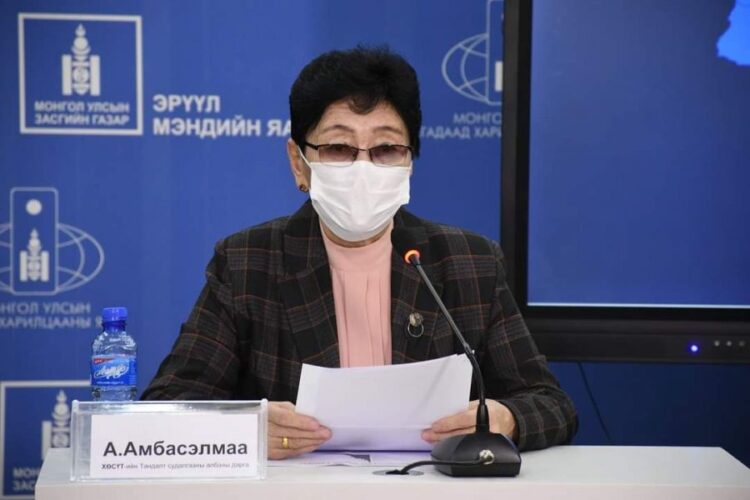 ХӨСҮТ-ийн доктор А.Амбасэлмааг хүний гавьяат эмч цолоор шагнана