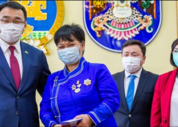 Зургаан сувилагчид түрээслээд өмчлөх орон сууцны батламж гардууллаа