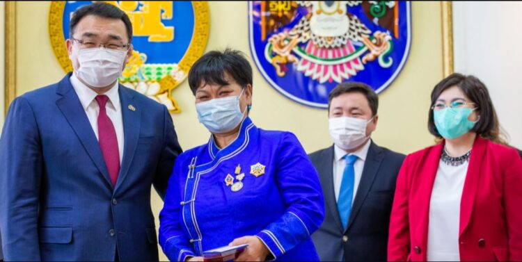 Зургаан сувилагчид түрээслээд өмчлөх орон сууцны батламж гардууллаа