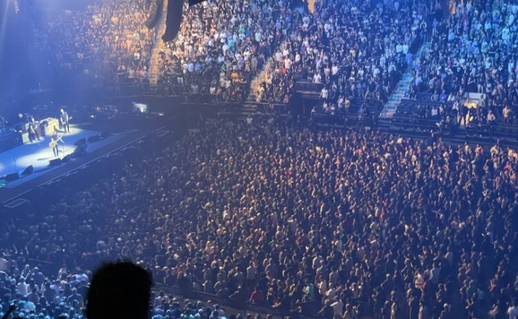 Нью-Йоркод 20 мянган хүн маскгүй тоглолт үзжээ