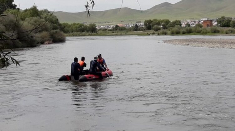 Завьт эргүүлийнхэн голд живж байсан найман иргэнийг аварсан байна