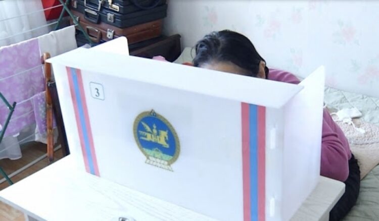 Гэртээ тусгаарлагдсан иргэд зөөврийн бүтүүмжилсэн хайрцгаар санал өгнө