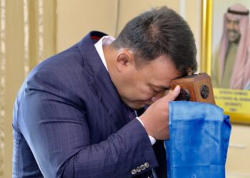 Н.Түвшинбаярыг МҮОХ-ны ерөнхийлөгчөөс түдгэлзүүлсэн тэрбээр тамгаа аваад зугтжээ
