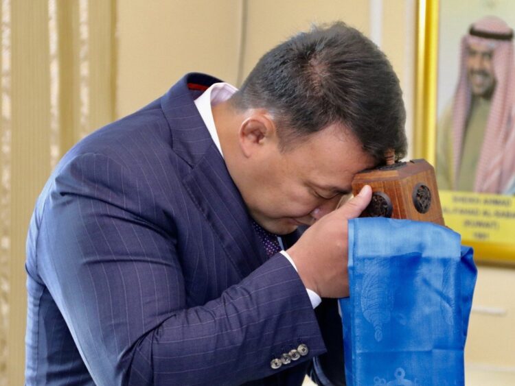 Н.Түвшинбаярыг МҮОХ-ны ерөнхийлөгчөөс түдгэлзүүлсэн тэрбээр тамгаа аваад зугтжээ