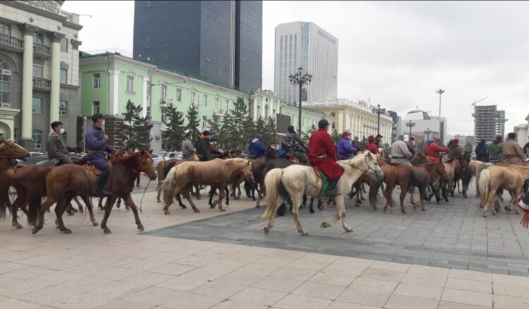 УОК-ын шийдвэрийг эсэргүүцсэн морьтой жагсагчид төв талбайг гороолж байна