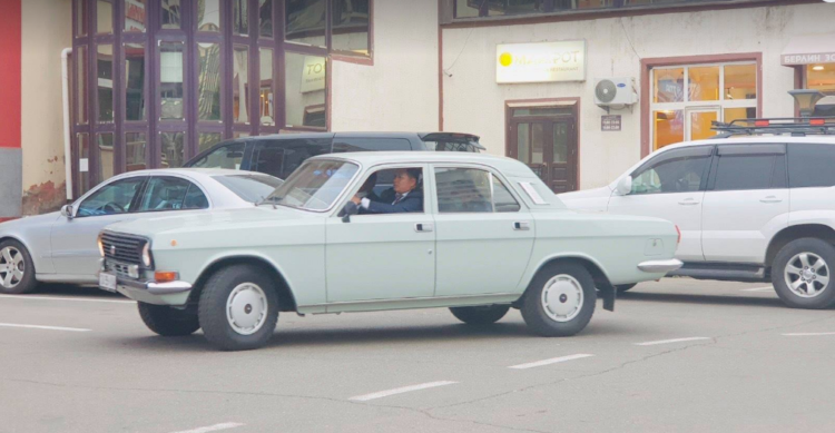 Иргэн Т.Сайнжаргал ВОЛГА машинаар гангарч явна