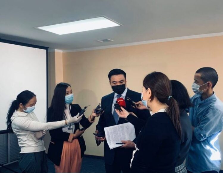 С.АМАРСАЙХАН: Наймдугаар сарын 1 гэхэд иргэдийг гаднаас эм, тариа авчир гэж явуулдаг нэг ч эмнэлэг байх ёсгүй