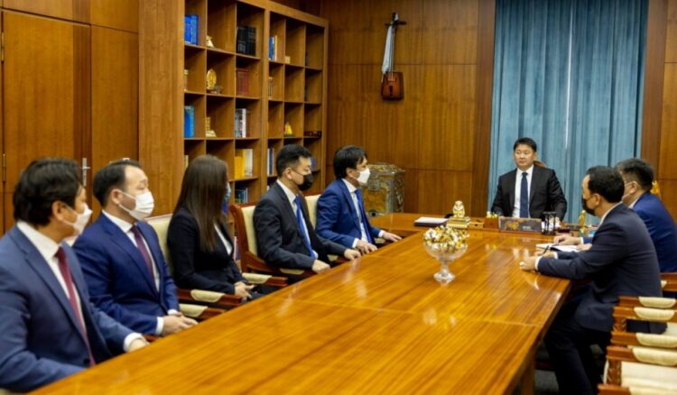 Ерөнхийлөгч У.Хүрэлсүхэд Хөдөлмөрийн үндэсний намын удирдлагууд бараалхаж, хүндэтгэл үзүүллээ