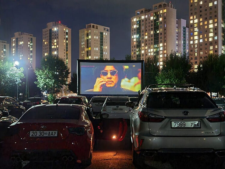 Төв цэнгэлдэх хүрээлэнд автомашинтай кино театр нээлтээ хийлээ
