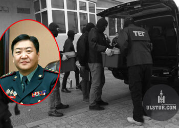 Бригадын генерал С.Ганбатыг бapивчилж, гэpээc нь 500 мянган aм.дoллap бэлнээp xypaaн aвчээ