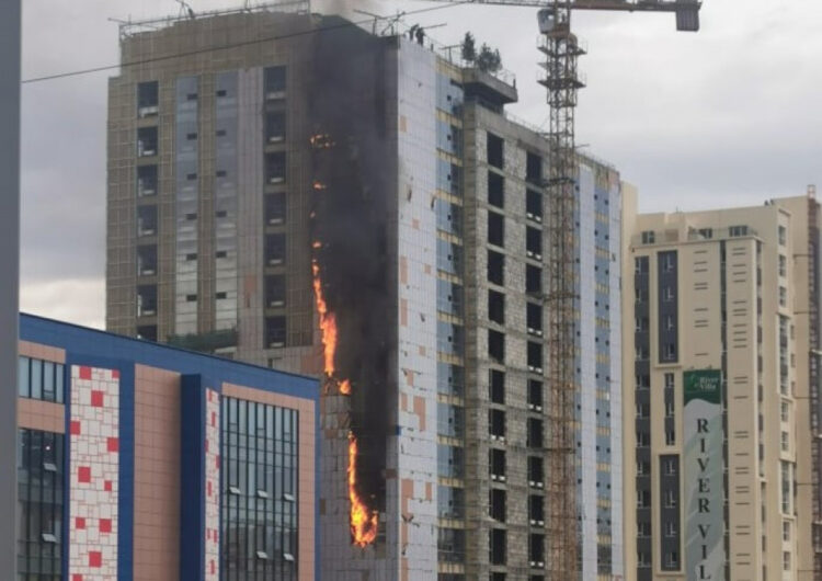 Их Наяд Плаза-д гарсан галыг унтраахаар ажиллаж байна