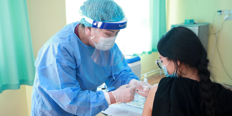 АстраЗенека вакцины бүрэн тунд хамрагдсан иргэдэд гурав дахь тун хийж эхэллээ